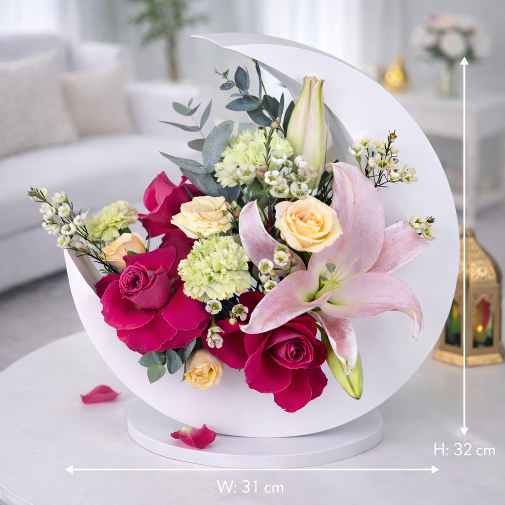 A product dimension graphic of the moon-shaped floral arrangement. White arrows and text indicate the dimensions: a height (H) of 32 cm and a width (W) of 31 cm.